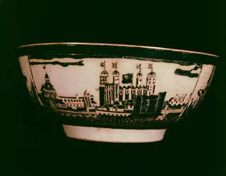 Assiette de Delft avec vues de la Tour de Londres, vue latérale, vers 1600